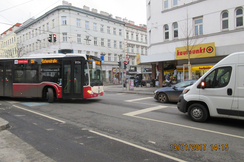 einbiegender Bus