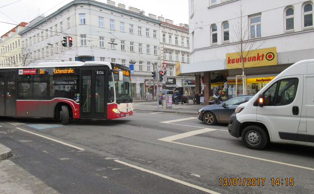 einbiegender Bus