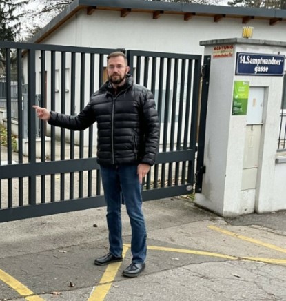 Armin Blind wünscht sich eine frühere Öffnung des Friedhofstors. Foto: Armin Blind